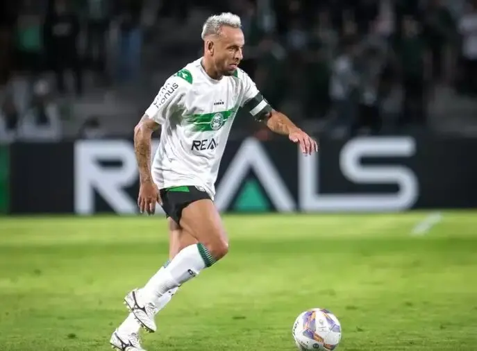 Ídolo do Flamengo é pego na mentira e cria crise no atual clube; entenda