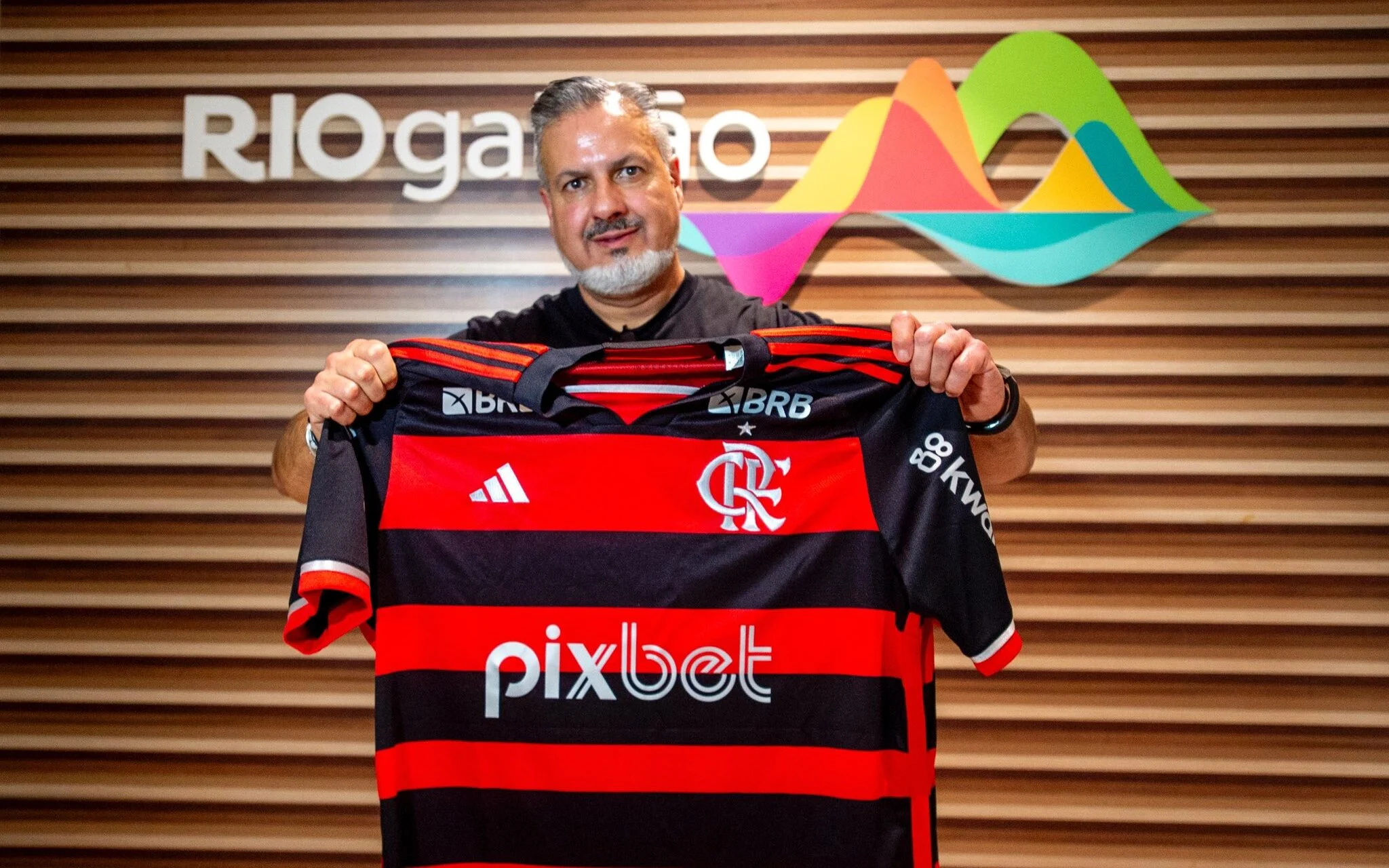Dirigente do Flamengo afirma que clube supera maioria dos times da Premier League